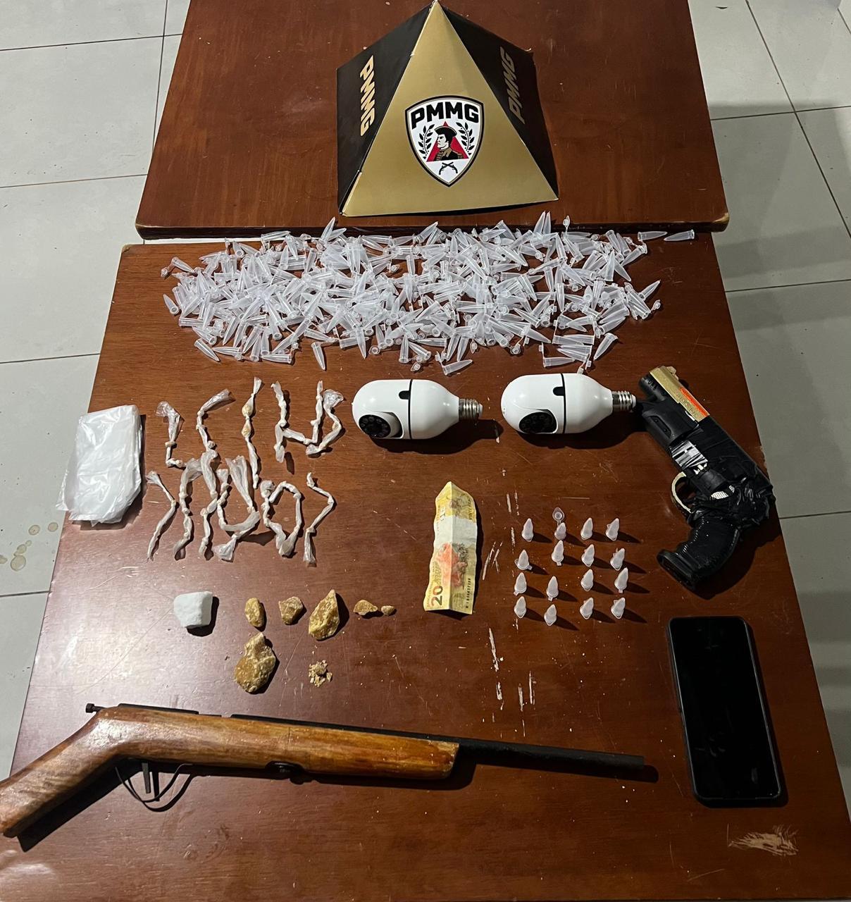 Polícia Militar prende dois homens por tráfico de drogas em Periquito